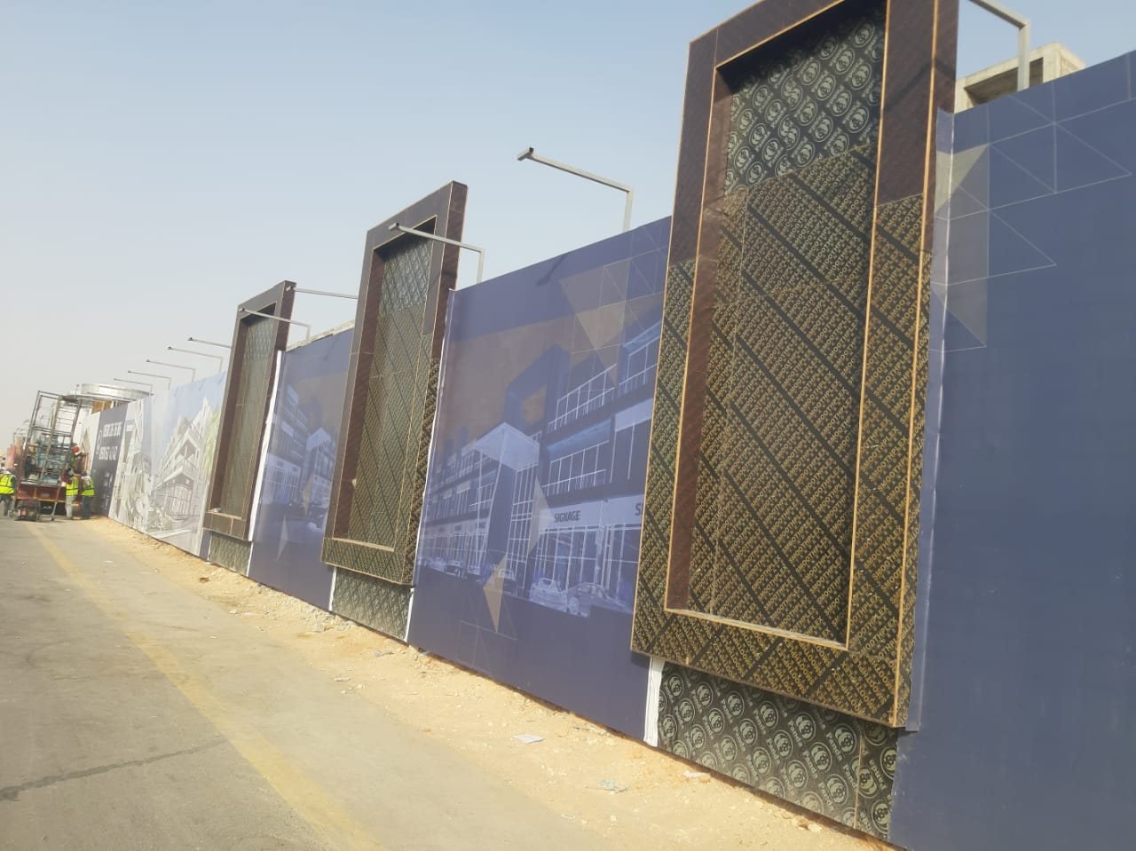 ساتر مطبوع بإطارات معدنية بارزة بطول الطريق
