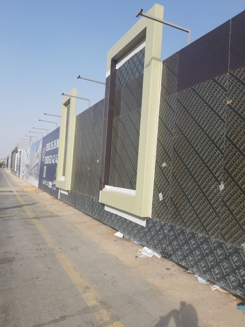 إطار معدني بارز على ساتر بنقشة هندسية