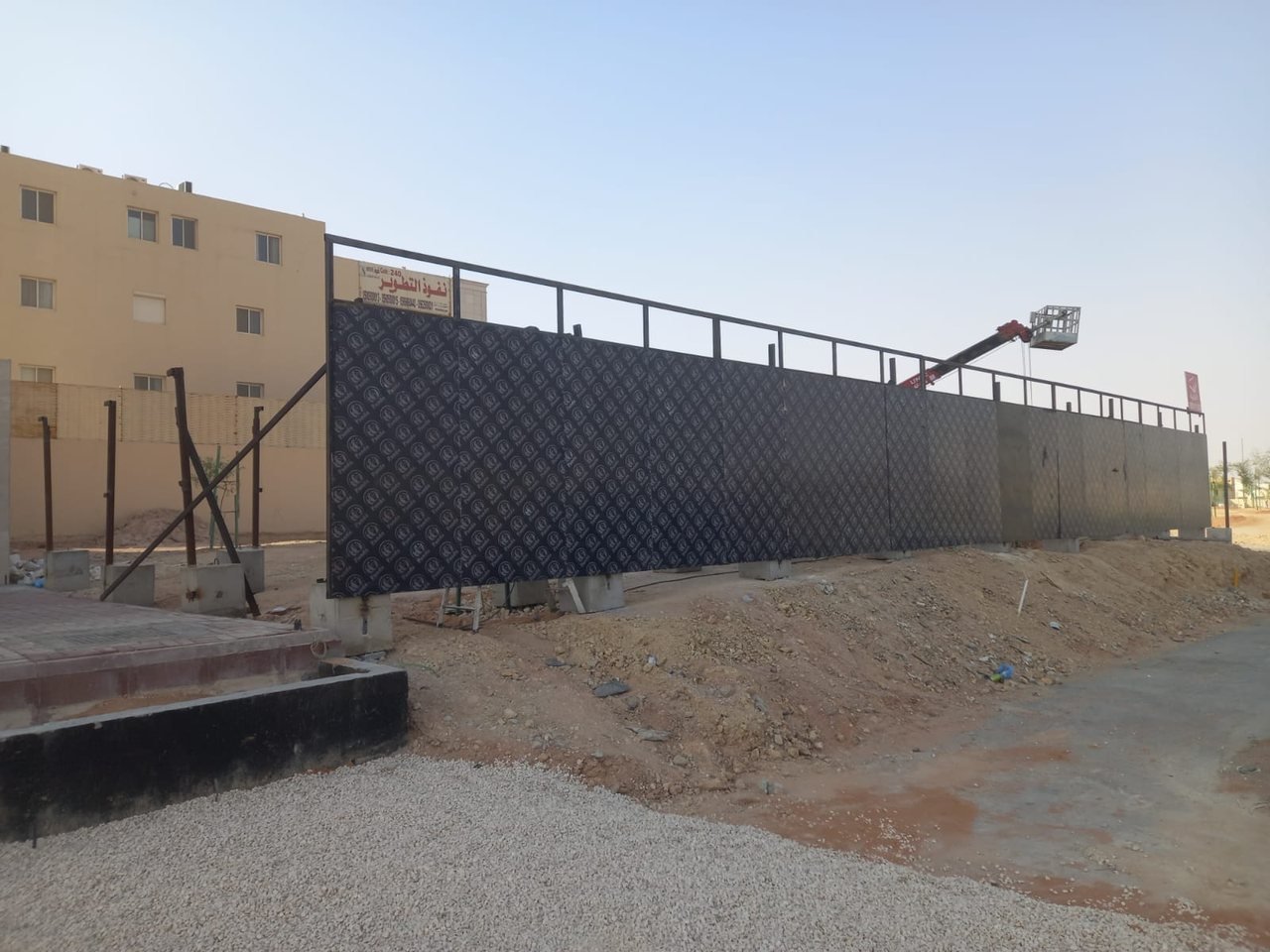 تثبيت هيكل ساتر بالرافعة في موقع مشروع
